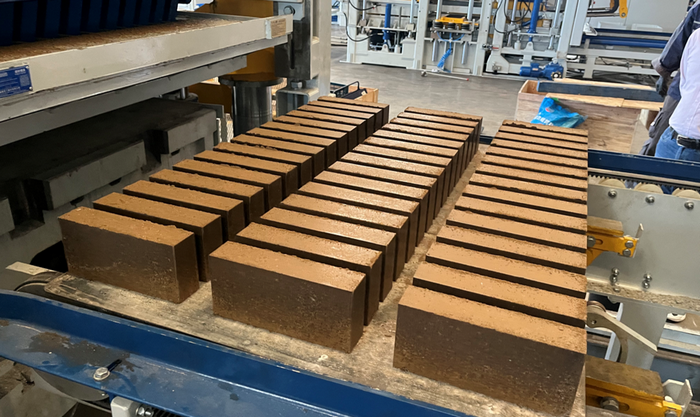 A máquina de fabricación de ladrillos totalmente automática ZN1500 capacita aos clientes do leste de China na utilización dos recursos de lodos